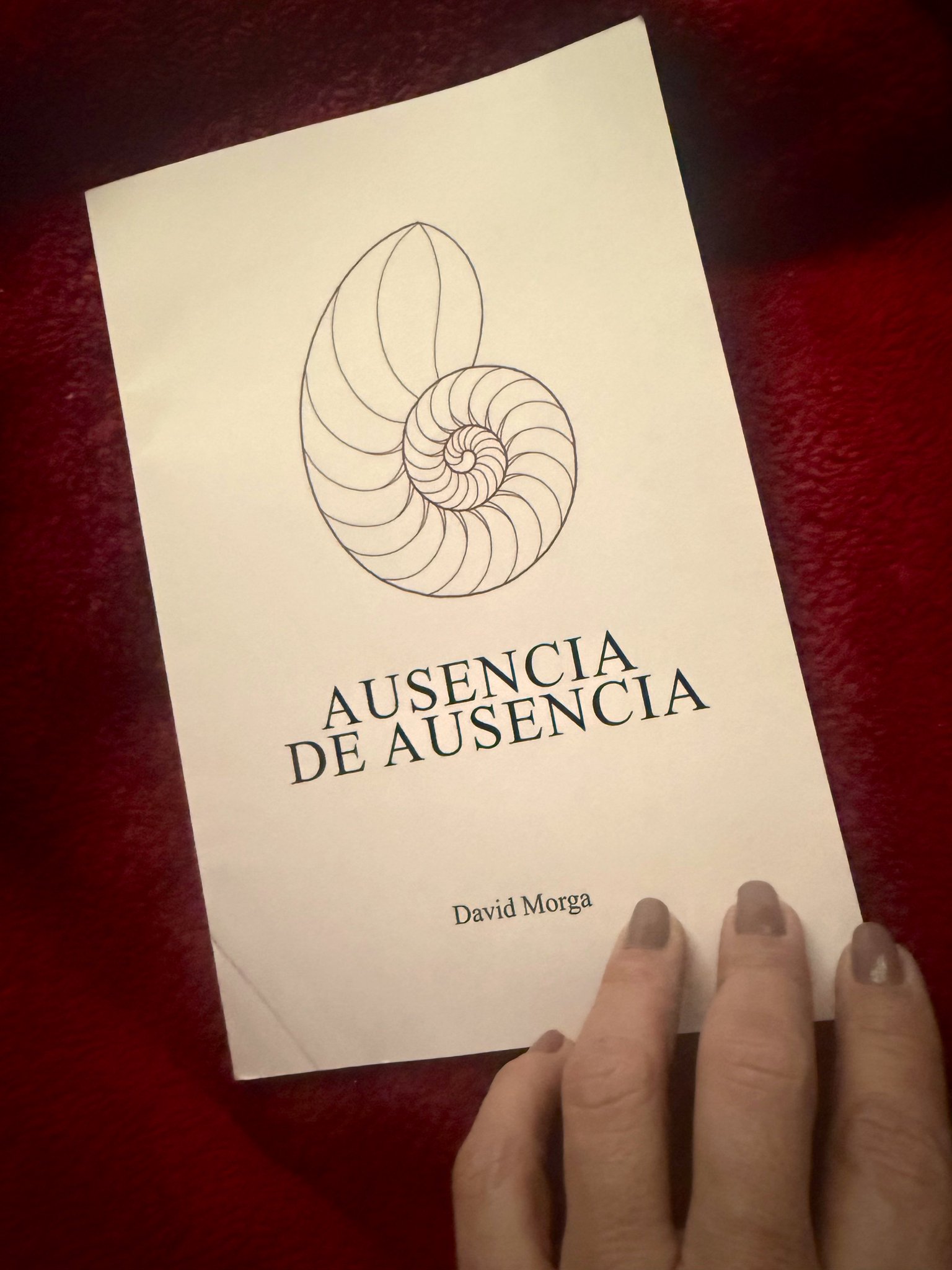 Manos sostienen el libro con la portada visible.